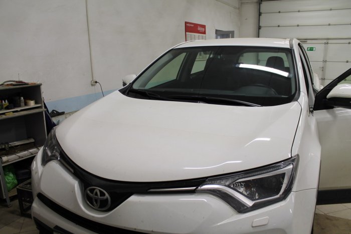 Замена лобового стекла на Toyota RAV4