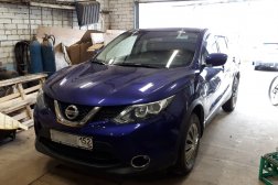 Лобовое стекло на Nissan Qashqai 2 поколения